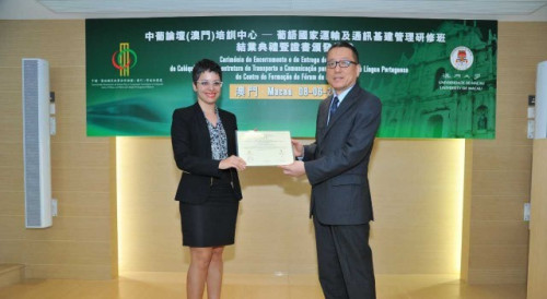 Secretário-Geral, Dr. Chang Hexi, entrega certificado a participante do Colóquio