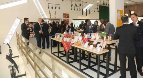 Visita dos convidados ao “Centro de Exposição dos Produtos Alimentares dos Países de Língua Portuguesa”