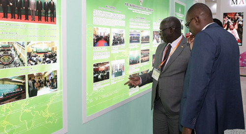 Visita e intercâmbio com os convidados de honra no Pavilhão dos Países de Língua Portuguesa