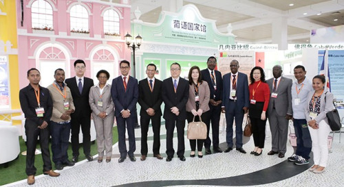 Fotografia de grupo da Delegação do Secretariado Permanente do Fórum de Macau no Pavilhão dos Países de Língua Portuguesa