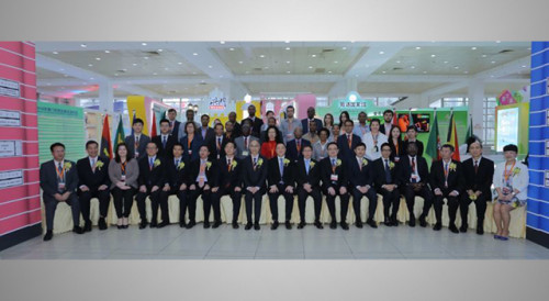 Fotografia de grupo com os convidados de honra no Pavilhão dos Países de Língua Portuguesa