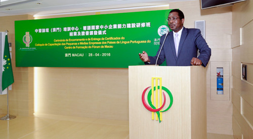 Secretário-Geral Adjunto, Dr. Vicente Manuel, a proferir discurso