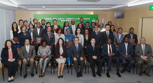 Fotografia de grupo com os participantes no Colóquio de Capacitação das Pequenas e Médias Empresas dos Países de Língua Portuguesa