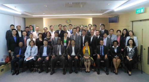 Exchanges between guests and exhibitors