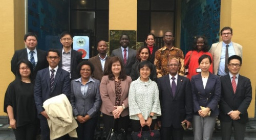 Directora da DST, Maria Helena de Senna Fernandes, secretária-geral adjunta do Secretariado Permanente do Fórum para a Cooperação Económica e Comercial entre a China e os Países de Língua Portuguesa e coordenadora do Gabinete de Apoio ao Secretariado Permanente do Fórum, Cristina Morais (4.ª à esq.)