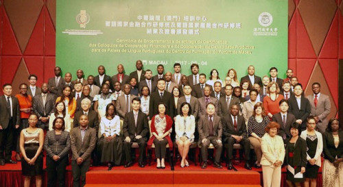 Fotografia de grupo dos convidados e dos participantes dos colóquios