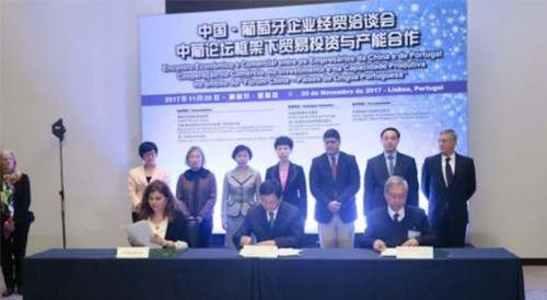 Sessão de assinatura de projectos no âmbito do “Encontro Económico e Comercial entre os Empresários da China e de Portugal: Cooperação no Comércio, Investimento e Capacidade Produtiva no âmbito do Fórum de Macau”