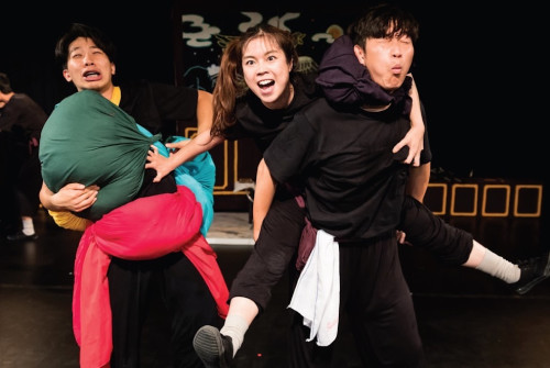 澳门晓角话剧研进社的话剧《水浒英雄之某甲某乙》剧照