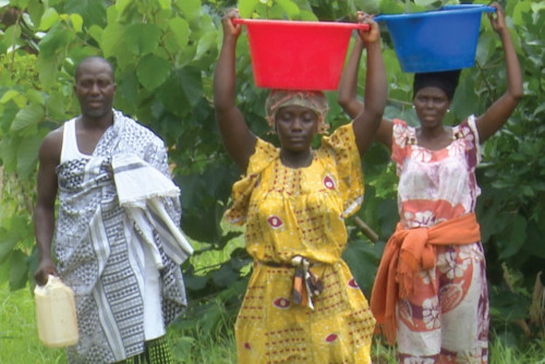 几内亚比绍USSOFORAL剧团的话剧《神罚之箭》剧照