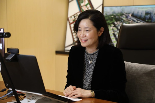 Guangdong-Macao Traditional Chinese Medicine Technology Industrial Park President and CEO, Ms Lu Hong, delivers speech