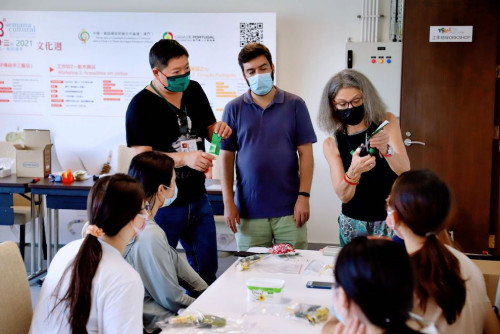 An artisan presents her handicraft techniques