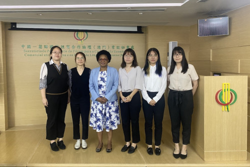 Exchange between the Representative of Mozambique, Ms Francisca Torcida Reino, and the interns