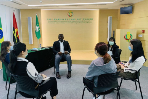 The Representative of São Tomé and Príncipe, Mr Gika Makeba da Graça Simão, gave the interns an introduction on his country