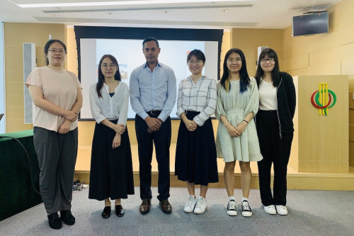 Exchange between the Representative of Timor-Leste, Mr Danilo Henriques, and the interns