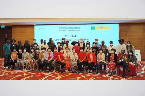 Group photo of the artists and the workshop participants