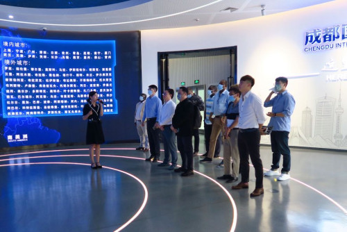 参观青白江铁路港展厅和国家馆