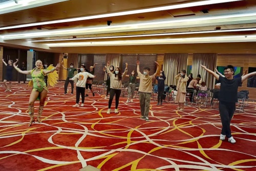 艺师在工作坊带动参与者跳舞