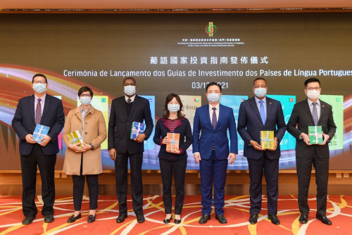 Deputy Secretary-General, Mr Ding Tian, hands out copies of the investment guides to guests