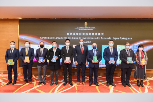 The Coordinator of the Liaison Office of the Permanent Secretariat, Mr Nuno Furtado, hands out copies of the investment guides to guests