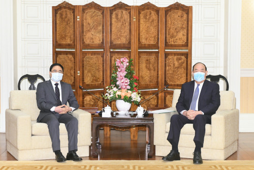 Meeting between the Secretary-General of the Permanent Secretariat of Forum Macao, Mr Ji Xianzheng and the MSAR Chief Executive, Mr Ho Iat Seng (Source: Government Information Bureau)