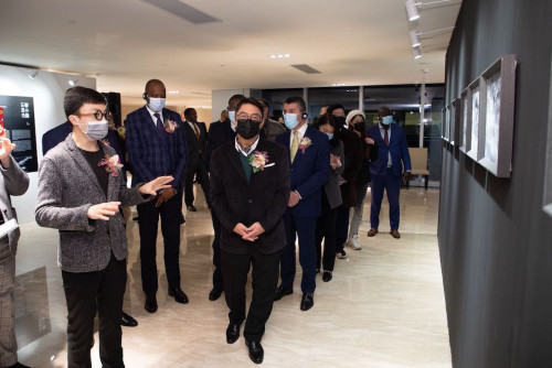 Visita dos convidados à exposição