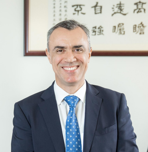 Dean José Alves delivers a speech