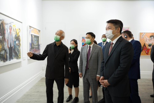 Visita dos convidados à exposição das obras dos artistas