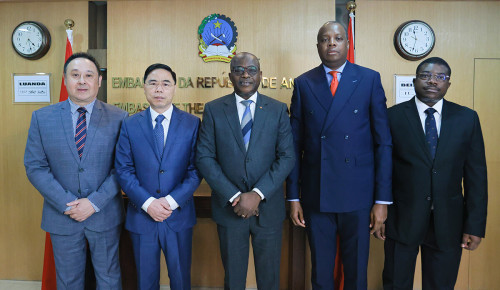 Visita à Embaixada de Angola na China