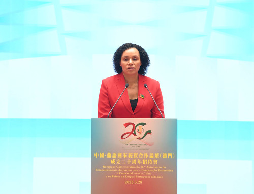 A Decana dos Embaixadores dos Países de Língua Portuguesa acreditados na China, Embaixadora Maria Gustava proferiu um discurso
