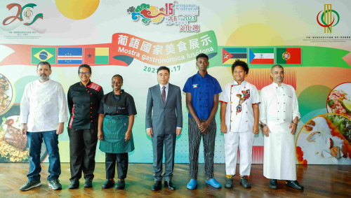 Fotografia de grupo entre o Secretário-Geral, Dr. Ji Xianzheng, e os Chefs