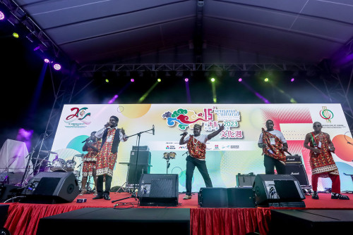 Realização de actividades alusivas à Semana Cultural no espaço ao ar livre do átrio da Torre de Macau