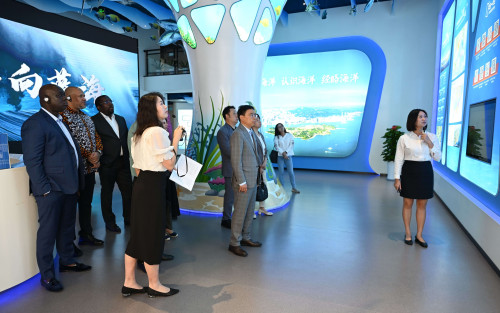 考察厦门海洋经济公共服务中心