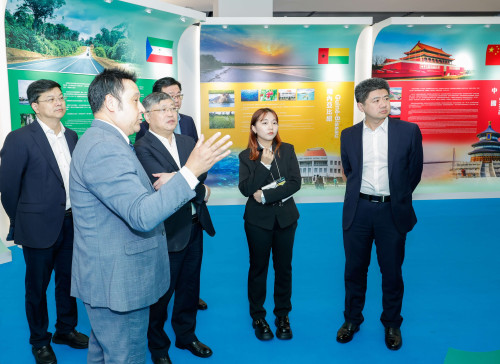 Visita da delegação do município de Qingdao à exposição Retrospectiva