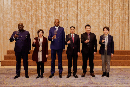 Members of the Permanent Secretariat of Forum Macao making a toast together with media representatives
