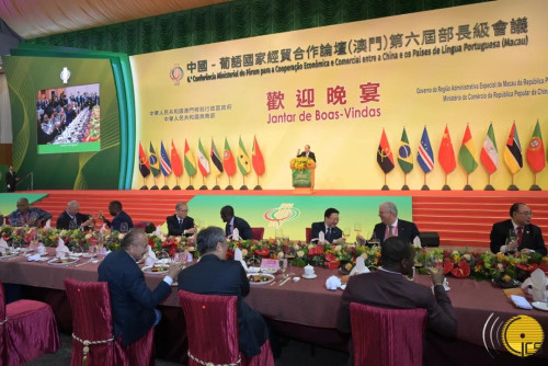 Representantes dos países participantes na VI Conferência Ministerial do Fórum de Macau reúnem-se no jantar de boas-vindas