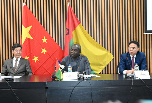 Secretary-General Ji Xianzheng, Soares Sambú, the Minister of Economy, Planning and Regional Integration of Guinea-Bissau, and Yang Renhuo, Chinese Ambassador to Guinea-Bissau, delivering speeches.