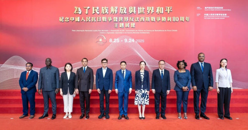 中葡论坛常设秘书处参观“纪念中国人民抗日战争暨世界反法西斯战争胜利80周年”主题展览（来源：澳门文化局）