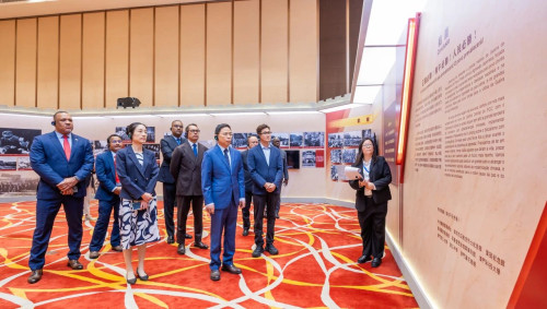 中葡论坛常设秘书处成员，参观“纪念中国人民抗日战争暨世界反法西斯战争胜利80周年”主题展览