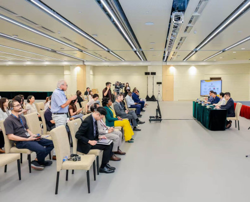 Intercâmbio com os órgãos de comunicação social