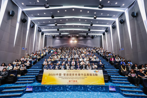 Group photo of guests and audience