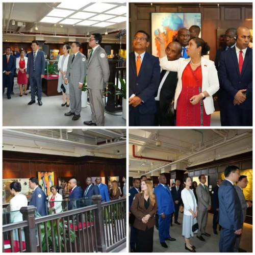 Convidados na apreciação das obras expostas