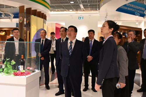 山東省政府代表團參觀中國與葡語國家商貿合作服務平台展示館