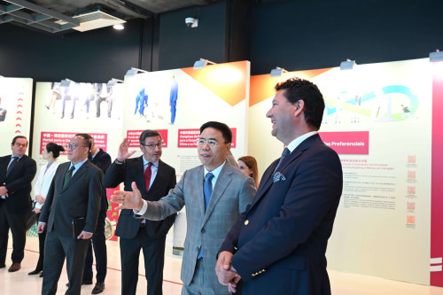 Visita ao Pavilhão de Exposição da Plataforma de Serviços para a Cooperação Comercial entre a China e os Países de Língua Portuguesa
