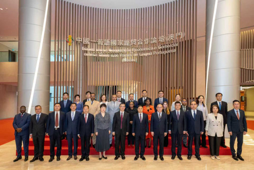 中葡论坛常设秘书处成员与罗东川省长一行合影