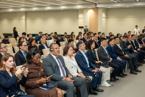 柯量组长和与会者就卫生应急能力建设和培训演练进行交流