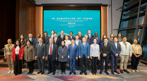 中葡论坛常设秘书处与中文传媒合影