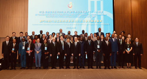 澳门特区政府经济财政司司长戴建业与例会代表团合照