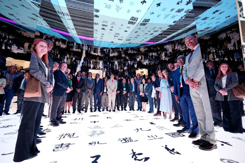 代表团参观深圳湾文化广场