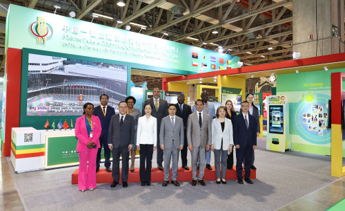 常設秘書處成員在“中國-葡語國家經貿合作論壇(澳門)”館前合影