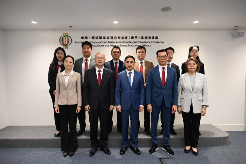 Fotografia de grupo entre as duas partes